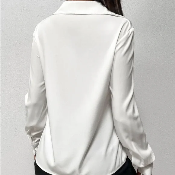 🐚 CLASSIC WHITE TWIST FRONT BLOUSE! - Picture 2 of 7